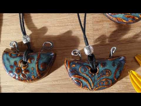 Handmade ceramic necklace vide0